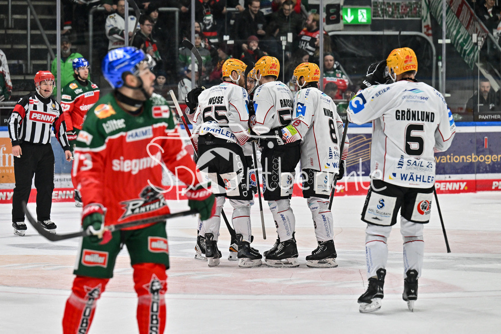 Augsburger Panther - Fischtown Pinguins | Jubel der Gaeste nach dem Treffer zum 0-5 durch Maxim RAUSCH (Fischtown Pinguins 53) / Freude / Happy / tor / torschuetze / DEL: Augsburger Panther - Fischtown Pinguins, Curt Frenzel Stadion am 08.01.2025