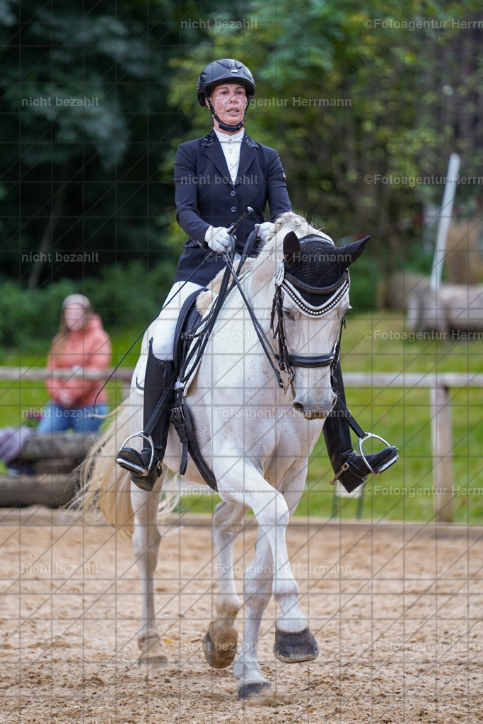 20231007-SN_00914 | Professionelle Turnier- und Reitsportfotografie - mit dem Finger am Auslöser. Pferdebilder aus dem Reitsport von den Turnierfotografen  Bayern , Pferdefotograf Bayern, Pferdeshooting Turnierbilder, Hochzeitsfotograf, Eventfotograf, Hochzeitsbilder