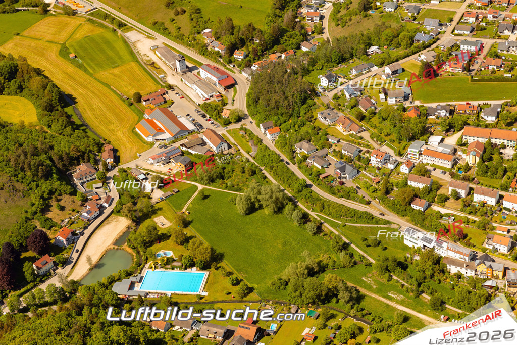 Das Luftbild zeigt :  Altmannstein - Die Luftaufnahme wurde 2024 vom UL-Flugzeug aus erstellt ( keine Drohne ) - Hochauflösende Luftaufnahme - Für grossformatige Ausdrucke geeignet. Die Geschenkidee !Mit Lizenz und Bildrechte bestellbar