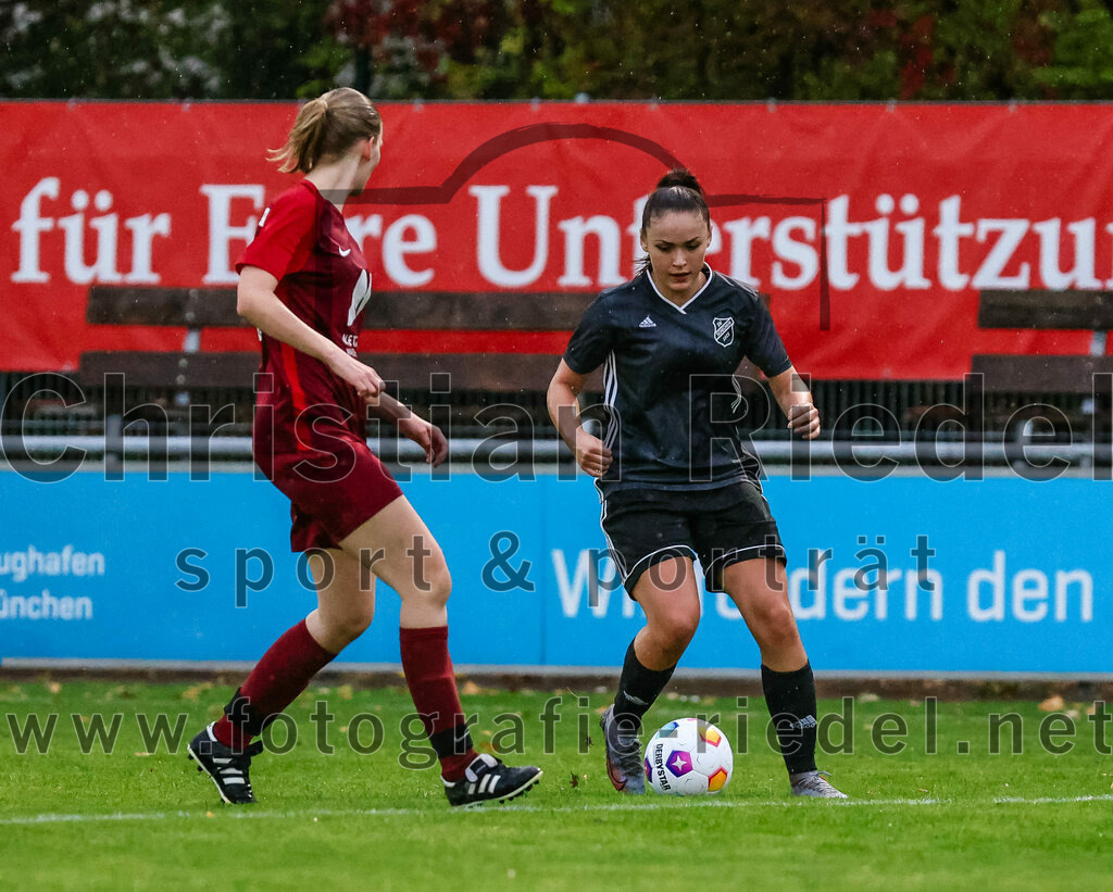 2023-10-14_054_FC_Schwaig_gegen_SV_Schechen | Oberding, Deutschland, 14.10.2023:
Fußball, Bezirksliga 2023 / 2024, 6. Spieltag, FC Schwaig gegen SV Schechen, Endergebnis: 4:3

Marie Jell (FC Schwaig, #5), Antonia Sanftl (SV Schechen, #10)

Foto: Christian Riedel / fotografie-riedel.net