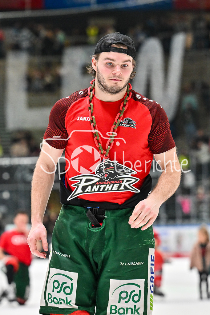 Augsburger Panther - Dresdner Eislöwen | AUGSBURG, DEUTSCHLAND - 06. MÄRZ: die Spieler der Panther feiern zusammen mit den Fans den Heimsieg gegen Dresden nach dem Match zwischen den Augsburger Panthern und den Dresdner Eislöwen am 49. Spieltag der Penny DEL im Curt Frenzel Stadion / D. J. BUSDEKER (Augsburger Panther 14)