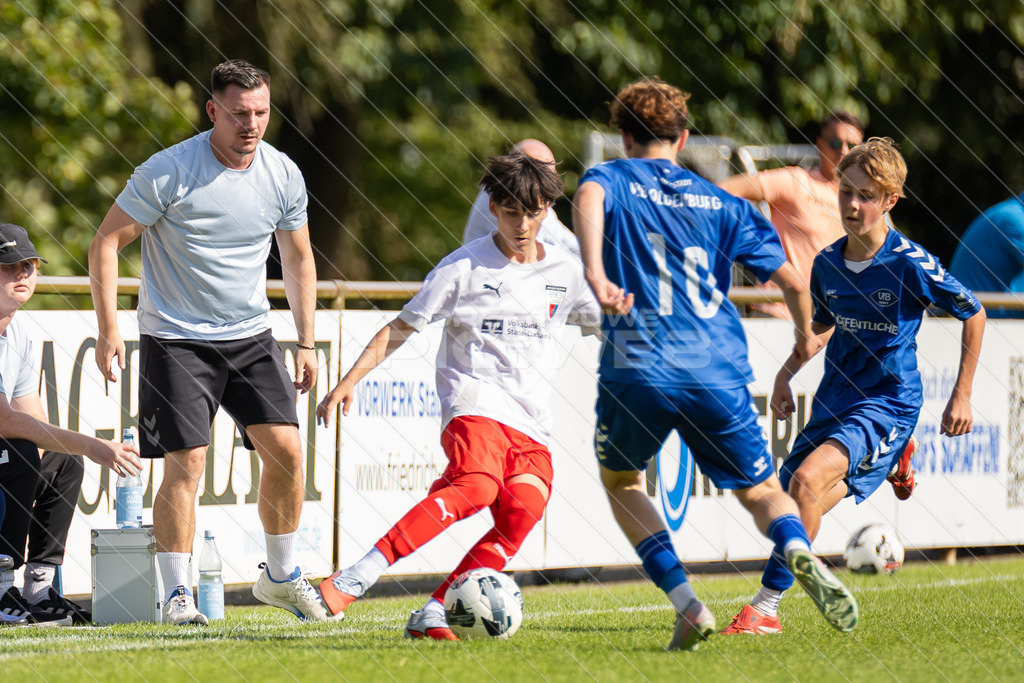 20250920_Picselweb-Fotografie_1R3_0666 | JFV D/A &amp; Stade - VfB Oldenburg0:1 VfB no70:2 VfB no70:3 VfB JFV Eigentor0:4 VfB no70:5 VfB no71:5 JFV no3 Jaric Jimenez-Voss2:5 JFV no9 Janko Sylvester3:5 JFV no16 Damian Elias Mihro Burekovic - Realisiert mit Pictrs.com