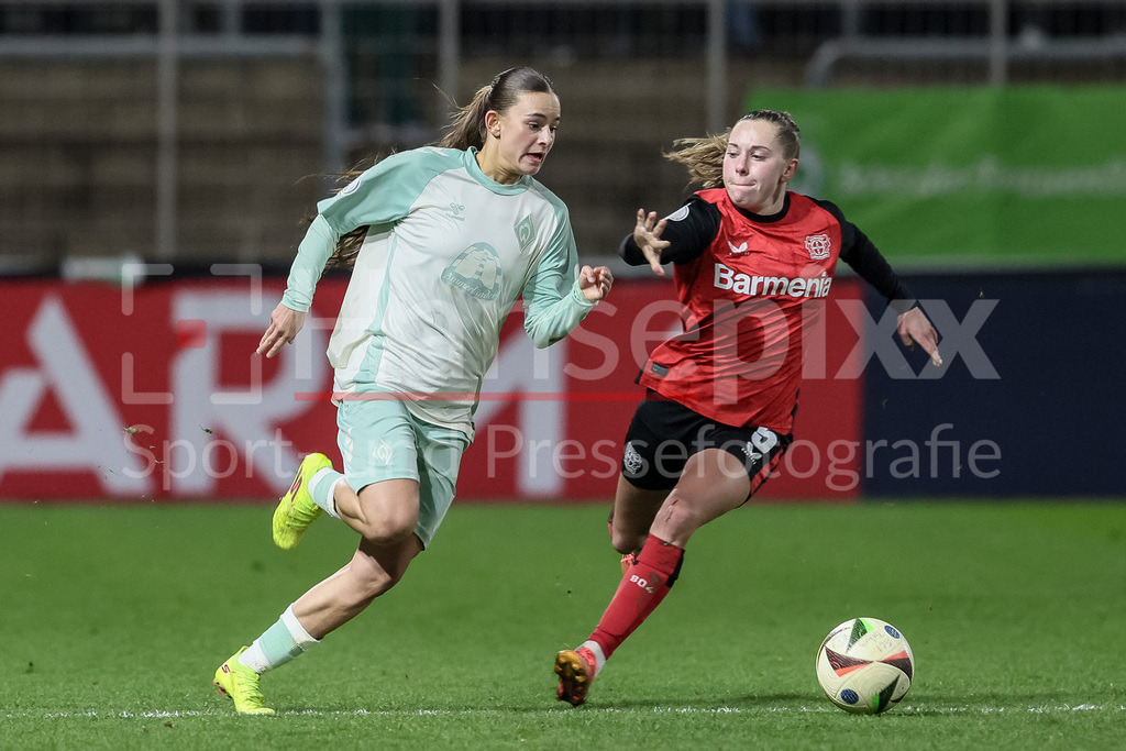 Fussball, DFB-Pokal Frauen, Bayer 04 Leverkusen - SV Werder Bremen | v.li.: Tuana Mahmoud (SV Werder Bremen, 10) und Janou Levels (Bayer 04 Leverkusen, 5) im Zweikampf, Duell, Dynamik, Aktion, Action, Spielszene, DIE DFB-RICHTLINIEN UNTERSAGEN JEGLICHE NUTZUNG VON FOTOS ALS SEQUENZBILDER UND/ODER VIDEOÄHNLICHE FOTOSTRECKEN. DFB REGULATIONS PROHIBIT ANY USE OF PHOTOGRAPHS AS IMAGE SEQUENCES AND/OR QUASI-VIDEO.