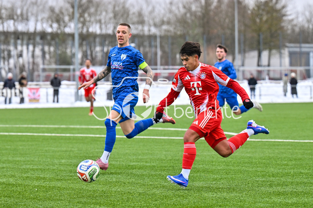 FC Bayern Amateure - SGV Freiberg Fussball | MUNICH, GERMANY - 29. JANUARY: im Duell Marco KEHL-GOMEZ und Maycon Douglas CARDOZO (FC Bayern München II 10) während dem Testspiel zwischen den Amateuren des FC Bayern und dem SGV Freiberg Fussball am FC Bayern Campus