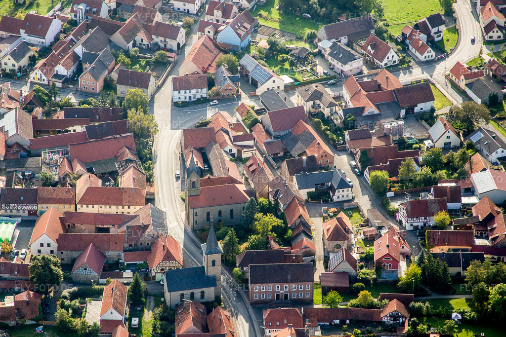 Luftbild: Kirchengebäude im Dorfkern im Ortsteil Westheim in Knetzgau im Bundesland Bayern in Deutschland. Foto: IMG_073842.jpg vom 27.09.2014 durch Werner Riehm/FLY-FOTO.de