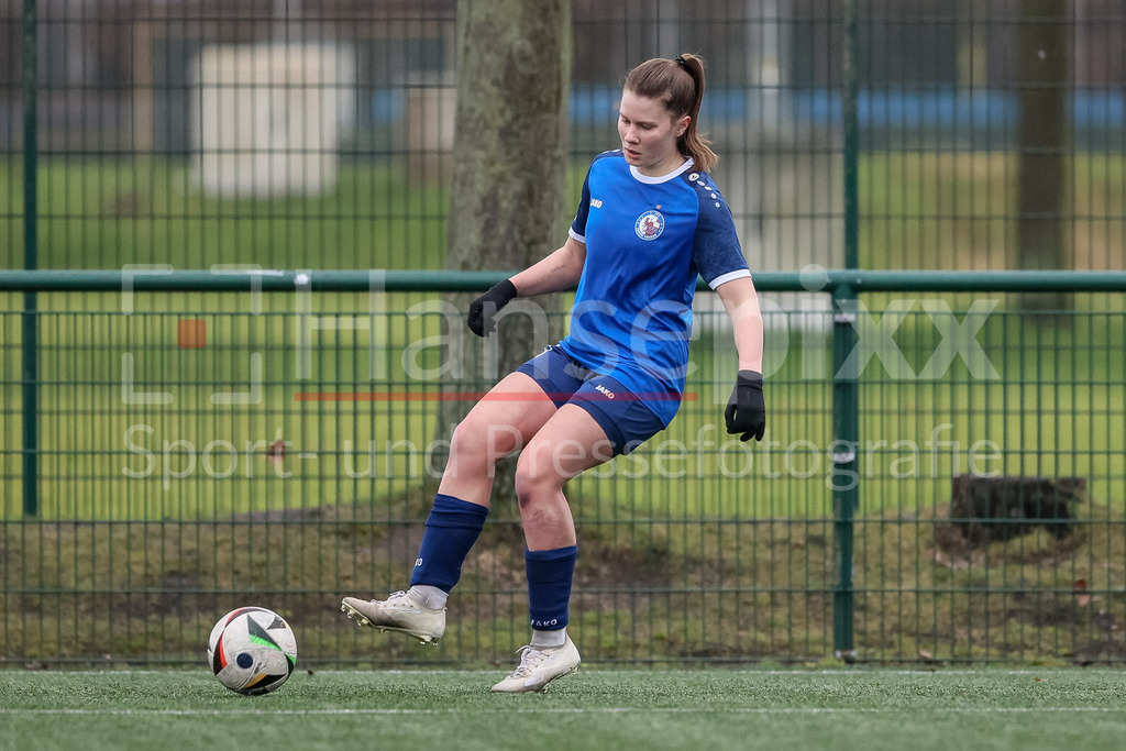 Fussball, Testspiel Frauen, Hamburger SV - 1. FFC Turbine Potsdam | v.li.: Emilie Bernhardt (1. FFC Turbine Potsdam, 31) am Ball, Freisteller, Einzelbild, Ganzkörper, Aktion, Action, Spielszene