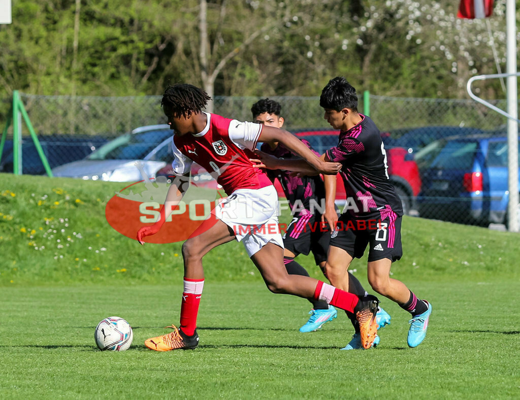 AUSTRIA U15 - MEXICO U15 | KENNETH ADEJENUGHURE (Austria #9) Derek Garcia (Mexico #8) Jose Quinones (Mexico #7) ; AUSTRIA U15 - MEXICO U15 am 29.04.2022 in Arnoldstein
(Sportplatz), AUSTRIA, (Photo by Ernst Krawagner sport-fan.at) - Realisiert mit Pictrs.com