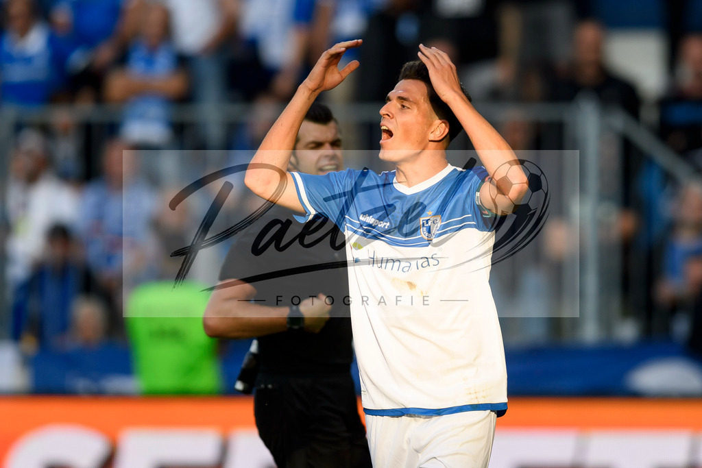 FCMFCK20210904_143 | Fussball, Herren: Tobias Mueller (1. FC Magdeburg) gestikuliert beim Spiel der 3. Liga zwischen 1. FC Magdeburg und 1. FC Kaiserslautern in der MDCC-Arena am 04.09.2021 in Magdeburg, Deutschland.DFB / DFL REGULATIONS PROHIBIT ANY USE OF PHOTOGRAPHS AS IMAGE SEQUENCES AND/OR QUASI-VIDEO. - Realisiert mit Pictrs.com