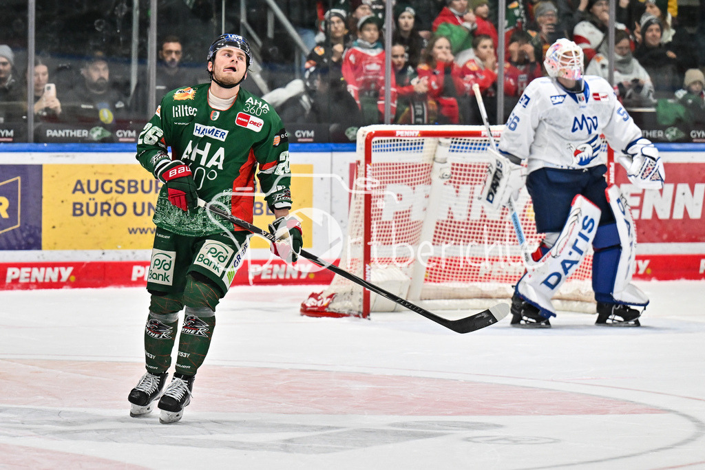 Augsburger Panther - Adler Mannheim | AUGSBURG, GERMANY - 28. DECEMBER: Alexander BLANK (Augsburger Panther 26) ärgert sich über seinen vergebenen Penalty während dem Match zwischen den Augsburger Panthern und den Adler Mannehim am 33. Spieltag der Penny DEL im Curt Frenzel Stadion