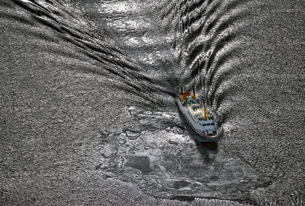 4044238 | JUIST 14.02.2021 Winterluftbild Fahrt eines Fähr- Schiffes " Frisia X " zwischen Treibeis- Schollen vor der Nordsee- Insel Juist im Bundesland Niedersachsen, Deutschland.