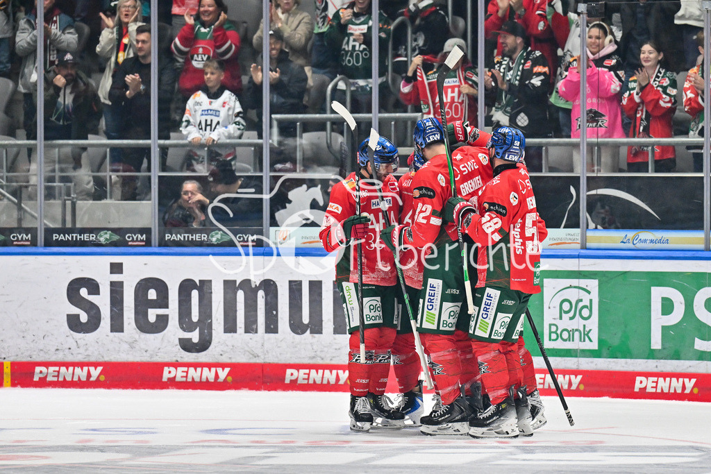 Augsburger Panther - Adler Mannheim | Jubel der Panther nach dem Treffer zum 2-0 durch Leon VAN DER LINDE (Augsbuerger Panther #43) / Tor / Torschuetze / Freude / Happy / DEL: Augsburger Panther - Adler Mannheim; Curt Frenzel Stadion am 14.09.2025