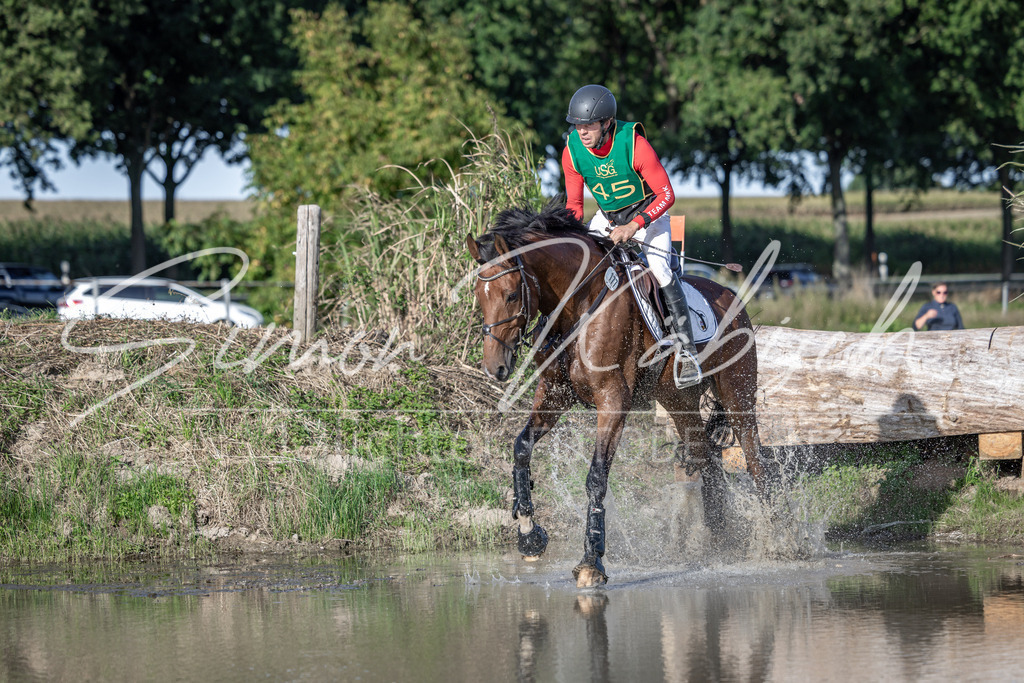 20250907-_3LI4636 | Tierfotografie Pferde, Hunde, Katzen, Haustiere.
Turnierfotografie Reitturniere, Reiten, Springreiten, Dressur in Hanau, dem Main-Kinzig-Kreis und dem Rhein-Main- Gebiet um Frankfurt