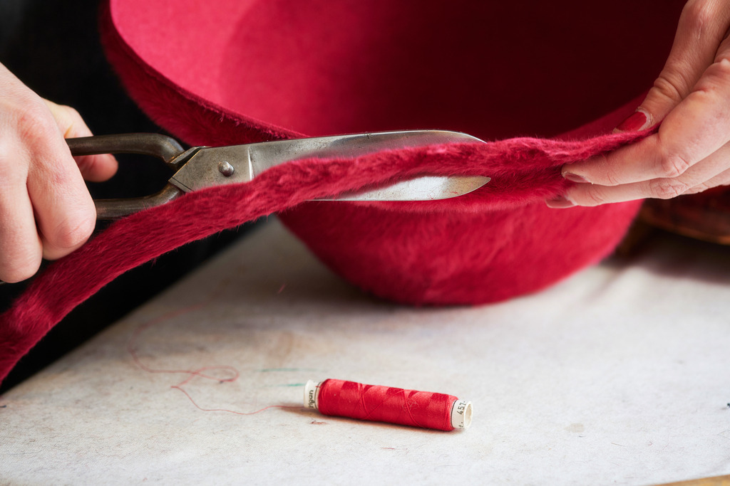 Biester Hutmode | WIen, Austria - November 06, 2019: Biester Hutmode; abschneiden des überschüssigen Filzes. - Realisiert mit Pictrs.com