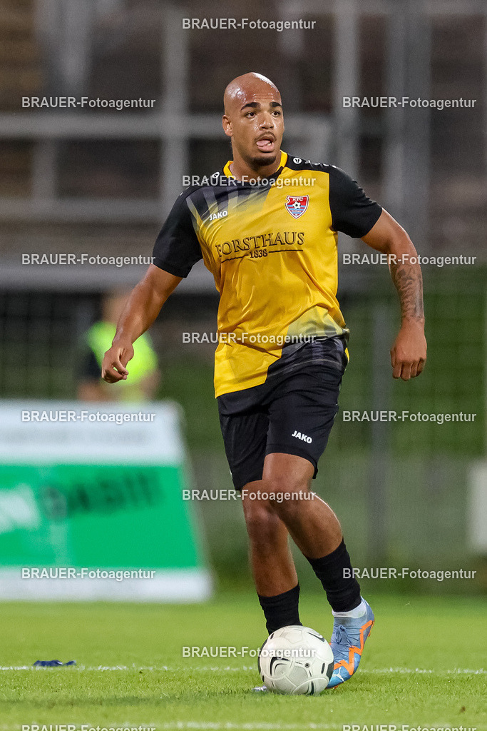 SB_KFCBAU_20250815_5549.JPG -  - KFC Uerdingen - SF Baumberg - Oberliga Niederrhein | Krefeld, Deutschland, 15.08.25: Anthony Oscasindas (KFC Uerdingen) in Aktion, am Ball, Einzelaktion während des Oberliga Niederrhein Spiels zwischen KFC Uerdingen - SF Baumberg in der Grotenburg Stadion am 15. August 2025 in Krefeld, Deutschland. (Foto von Stefan Brauer/Brauer-Fotoagentur)
