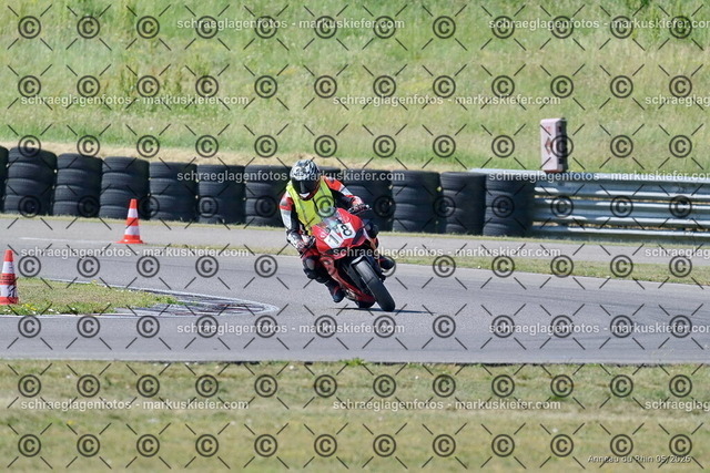 26BT02-1003 | markuskiefer.com - Realisiert mit Pictrs.com