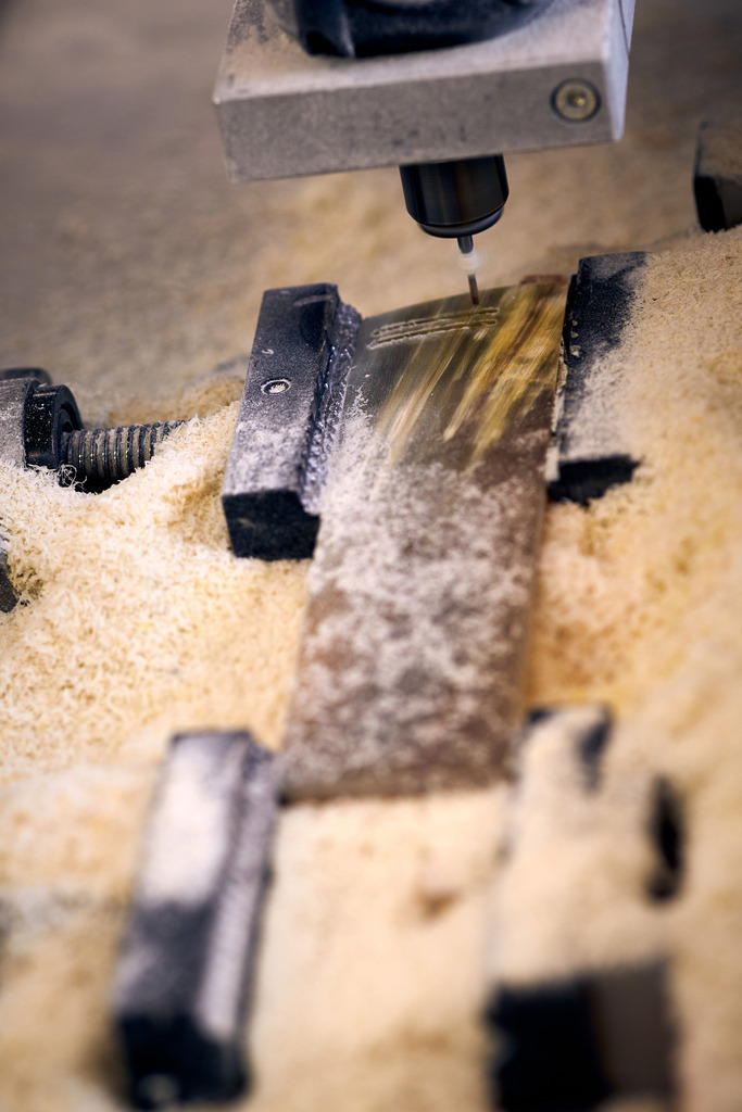 Hornmanufaktur, Fräsarbeit an einem Kamm | Wien, Austria - August 09, 2022; Hornmanufaktur Thomas Petz; Fräsarbeit an einem Kamm. - Realisiert mit Pictrs.com