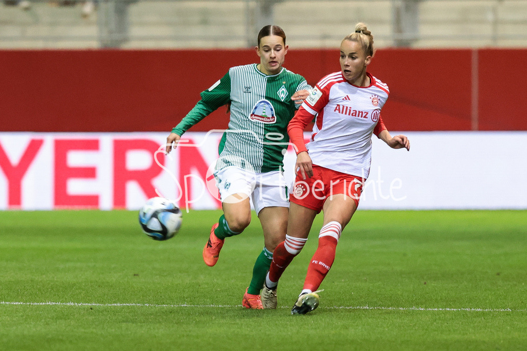 FC Bayern München Frauen - SV Werder Bremen Frauen | im Duell Tuana Shahnis MAHMOUD (SVW #10) und Giulia GWINN (FCB #7) / Zweikampf