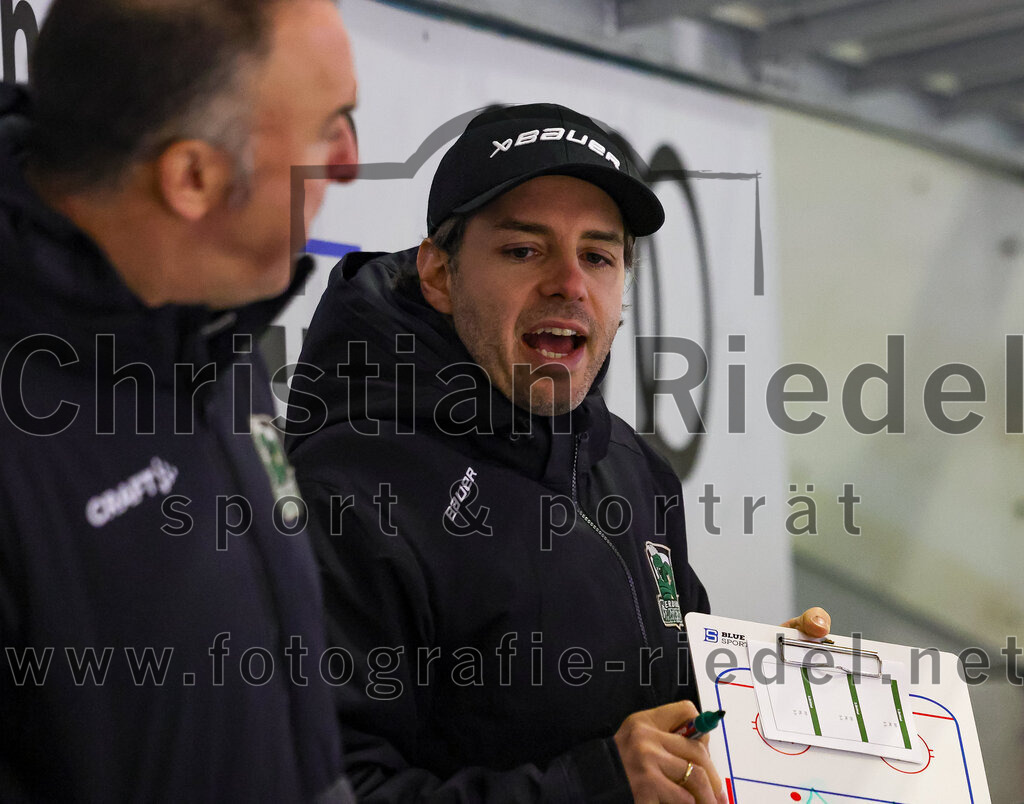 2025-12-28_147_TSV_Erding_gegen_onesto_Tigers_Bayreuth | Erding, Deutschland, 28.12.2025:Eishockey, Oberliga Süd 2025 / 2026, 31. Spieltag, TSV Erding gegen onesto Tigers Bayreuth, Endergebnis: 6:5 n.V.Co-Trainer Thomas Brandl (Erding Gladiators)Foto: Christian Riedel / fotografie-riedel.net