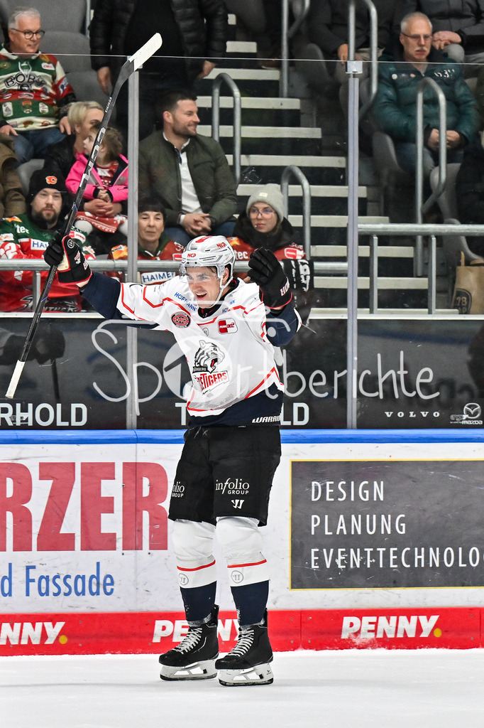 Augsburger Panther - Nürnberg Ice Tigers | AUGSBURG, GERMANY - 23. DECEMBER: Jubel der Gäste nach dem 2-3 Siegtreffer in der Overtime durch Brett MURRAY (Nürnberg Ice Tigers 81) / Tor / Torschuetze / Freude / Happy während dem Match zwischen den Augsburger Panthern und den Nürnberg Ice Tigers am 31. Spieltag der Penny DEL im Curt Frenzel Stadion