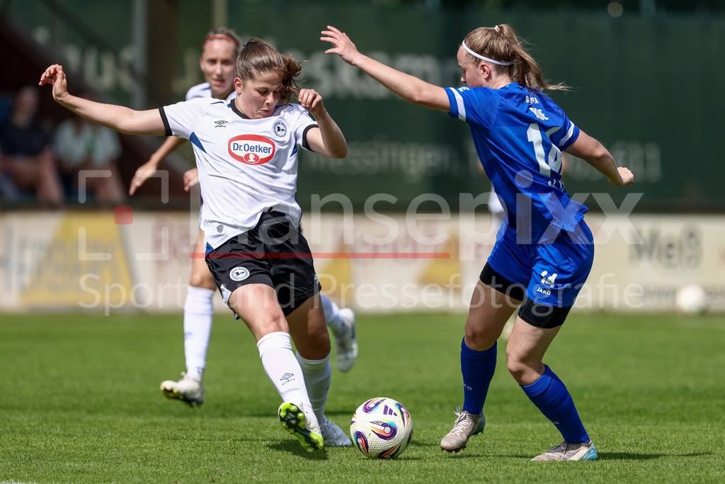 Fussball, Testspiel Frauen, SV Meppen - DSC Arminia Bielefeld | v.li.: Lea Bultmann (DSC Arminia Bielefeld, 15) und Bente Bode (SV Meppen, 14) im Zweikampf, Duell, Dynamik, Aktion, Action, Spielszene