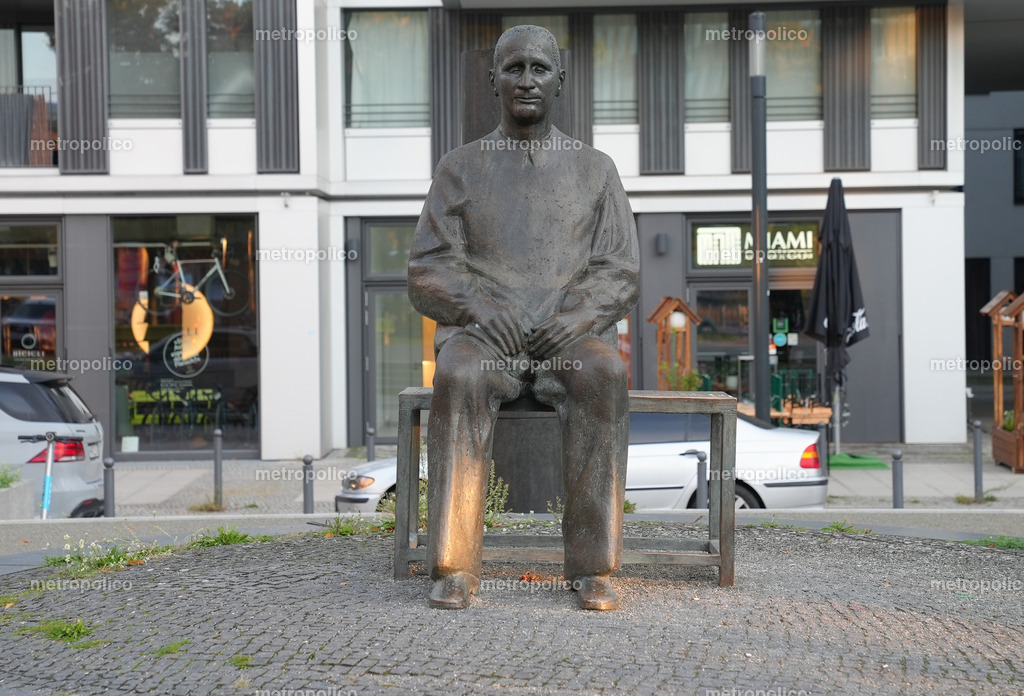 Bertolt Brecht Statue vor dem Berliner Ensemble (2) | Metropolico