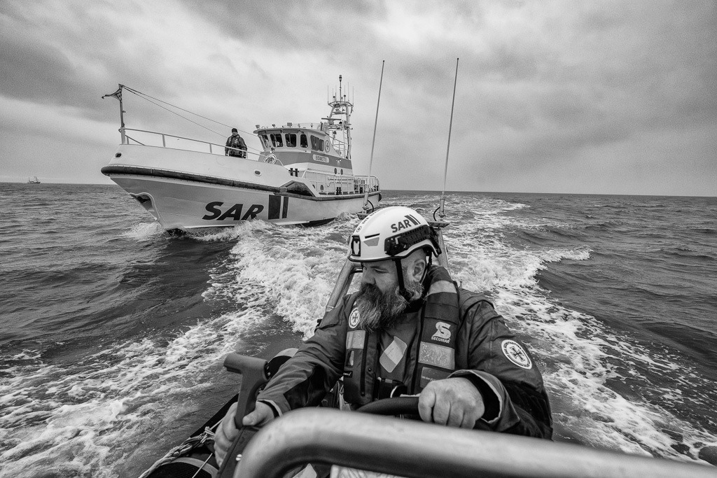 Seenotretter der DGzRS Nordstrand © Holger Rüdel | Der Online-Shop von Holger Rüdel. Ausgewählte Fotografien als FineArt-Prints bestellen: Bildreportagen, Landschaften, Wildlife, History, Infrarot-Motive in Schwarzweiß und Verschiedenes.  - Realisiert mit Pictrs.com