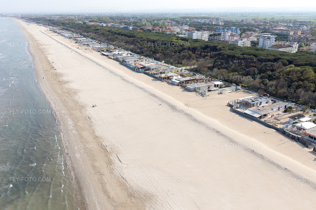 Aerial view: View of the town in Pinarella in the state Emilia Romagna, Italy. – Photo: IMG_098376.jpg taken on 04/05/2017 by Werner Riehm/FLY-FOTO.com – Resolution of the original: 5472 x 3648 px