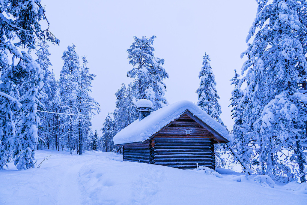 Landschaft im Winter mit Blockhütte und Wald in Äkäslompolo, Finnland | Landschaft im Winter mit Blockhütte und Wald in Äkäslompolo, Finnland.