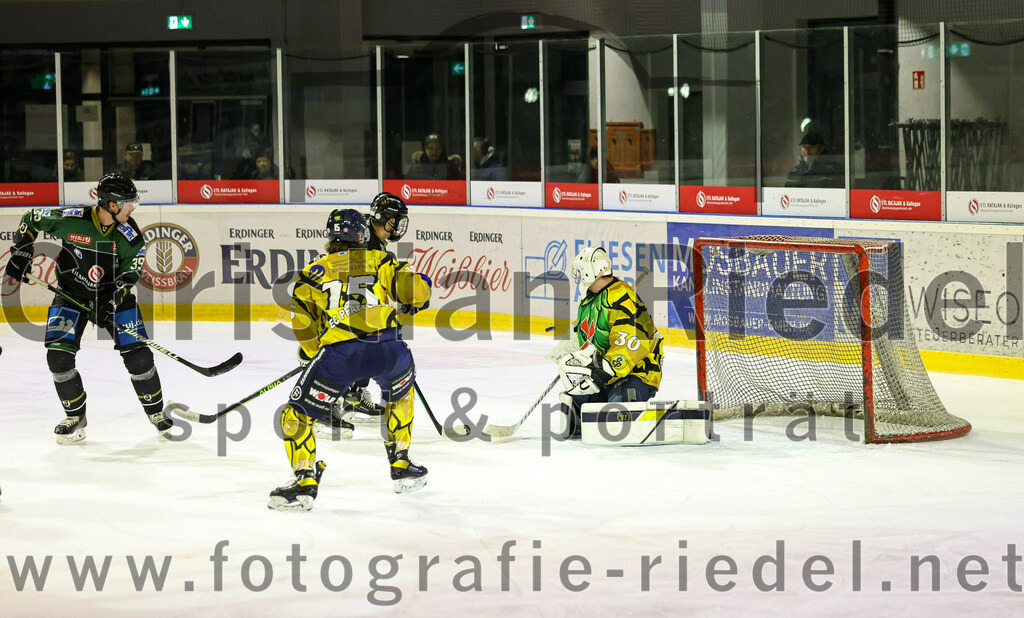 2022-12-16_105_TSV_Erding_gegen_EC_Pfaffenhofen | Erding, Deutschland, 16.12.2022:
Eishockey, Bayernliga 2022 / 2023, 21. Spieltag, TSV Erding gegen EC Pfaffenhofen, Endergebnis: 14:1

Thomas Plihal (Erding Gladiators, #39), Alex Ermakov (EC Pfaffenhofen, #15), Torwart Hannes Kiefer (EC Pfaffenhofen, #30)

Foto: Christian Riedel / fotografie-riedel.net