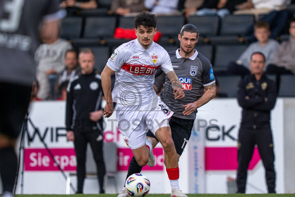 VfB Stuttgart II vs. SSV Ulm 1846 Fussball, Fussball, 3. Liga, 32. Spieltag, 08.04.2026 | Leny Remo Meyer (VfB Stuttgart II, #16) am Ball,VfB Stuttgart II vs. SSV Ulm 1846 Fussball, Fussball, 3. Liga, 32. Spieltag, 08.04.2026DFB regulations prohibit any use of photographs as image sequences and/or quasi-video
