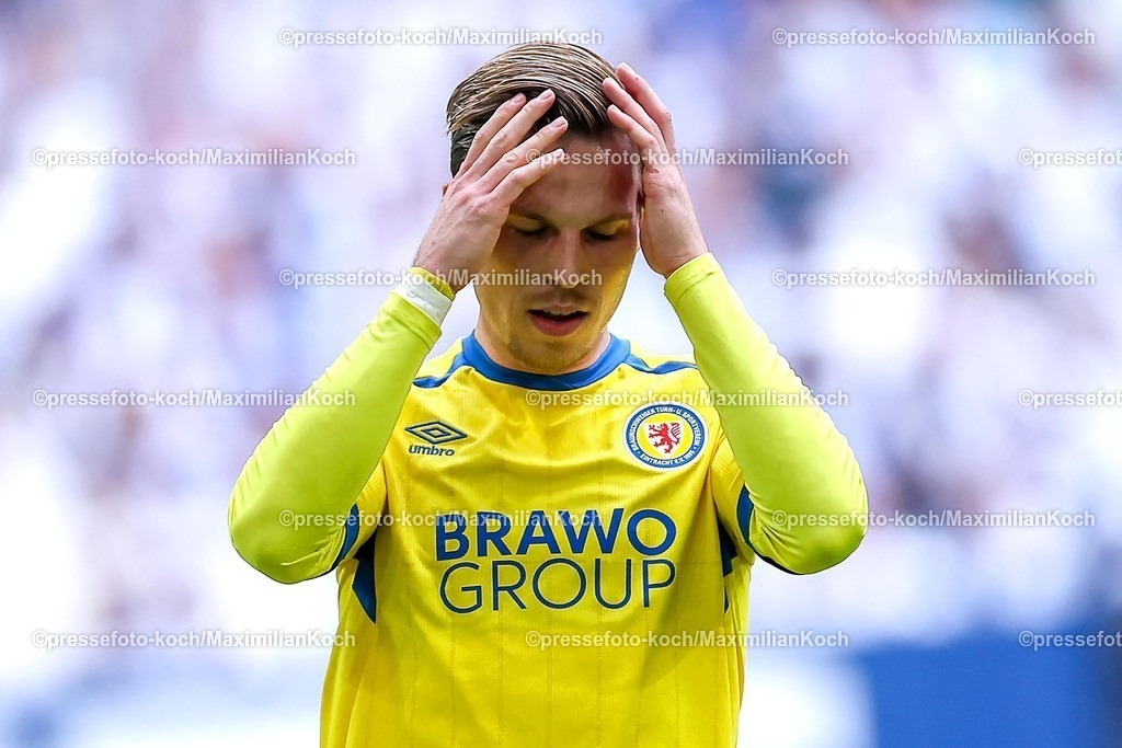 S0417052601012 | 17.05.2026, Fußball, FC Schalke 04 - Eintracht Braunschweig, 34. Spieltag, 2. Fußball Bundesliga, Veltins-Arena Gelsenkirchen, Saison 2025 2026: Lino Tempelmann&nbsp;(Braunschweig #20) enttäuscht Enttäuschung gestikulierend auf dem Spielfeld  nach verschossener Torchance DFB regulations prohibit any use of photographs as image sequences and or quasi-video.
