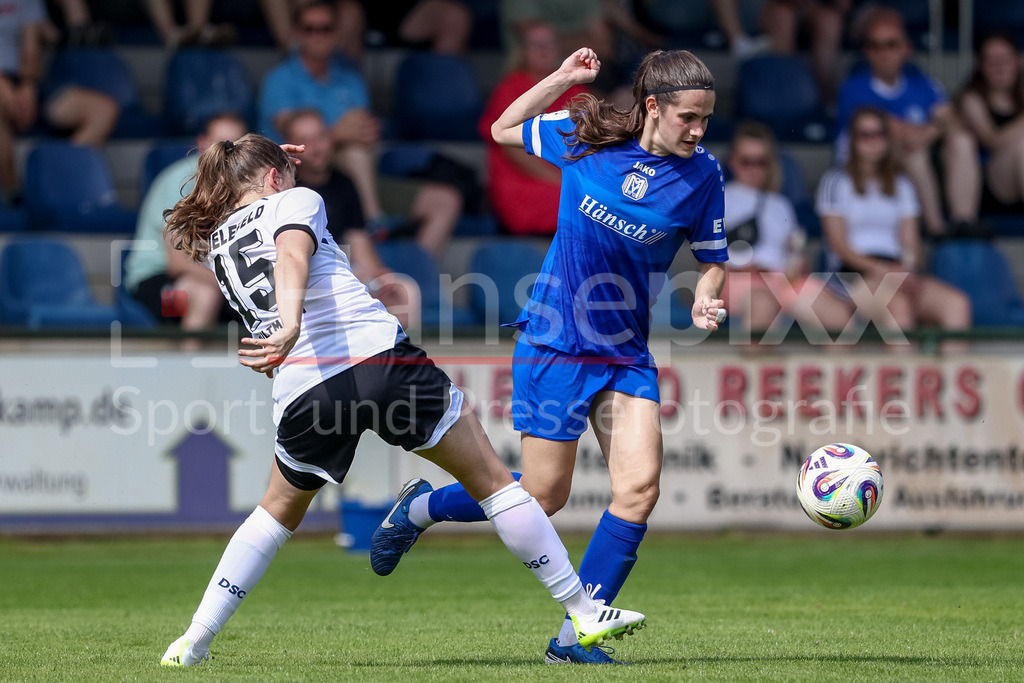Fussball, Testspiel Frauen, SV Meppen - DSC Arminia Bielefeld | v.li.: Lea Bultmann (DSC Arminia Bielefeld, 15) und Marie Bleil (SV Meppen, 7) im Zweikampf, Duell, Dynamik, Aktion, Action, Spielszene
