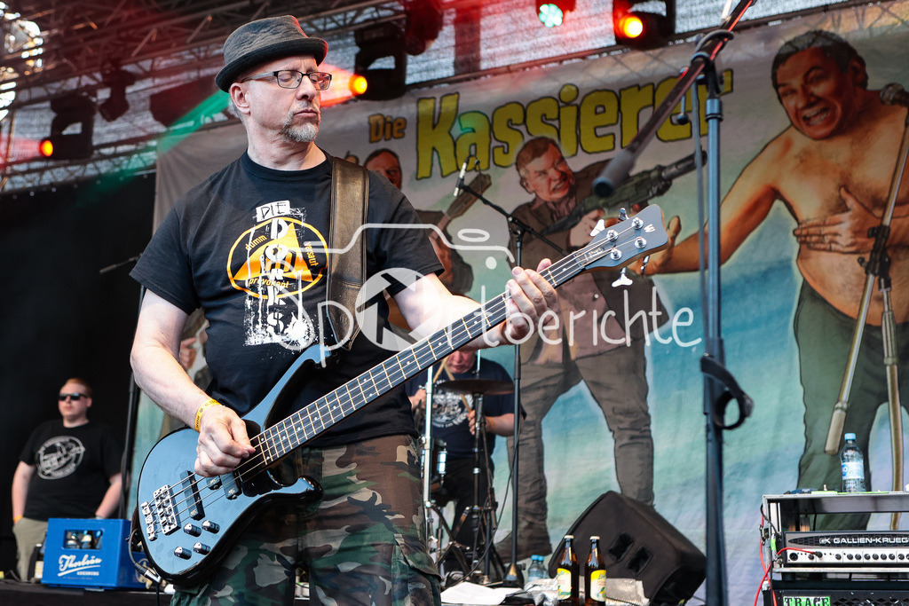 Sommer am Kiez | Mitch MAESTRO von der Band "Die Kassierer" beim Auftritt auf dem Augsburger Festival "Sommer am Kiez" an seinem Bass / Livemusik / Konzert / Musik / Laut / Punk / Punkmusik / Basser