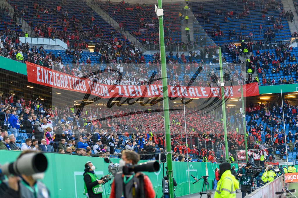 HSVSCF20220419_056 | Fussball, Herren: . Fans von SC Freiburg beim DFB-Pokal-Halbfinalspiel zwischen Hamburger SV und SC Freiburg im Volksparkstadion am 19.04.2022 in Hamburg, Deutschland.DFB / DFL REGULATIONS PROHIBIT ANY USE OF PHOTOGRAPHS AS IMAGE SEQUENCES AND/OR QUASI-VIDEO. - Realisiert mit Pictrs.com