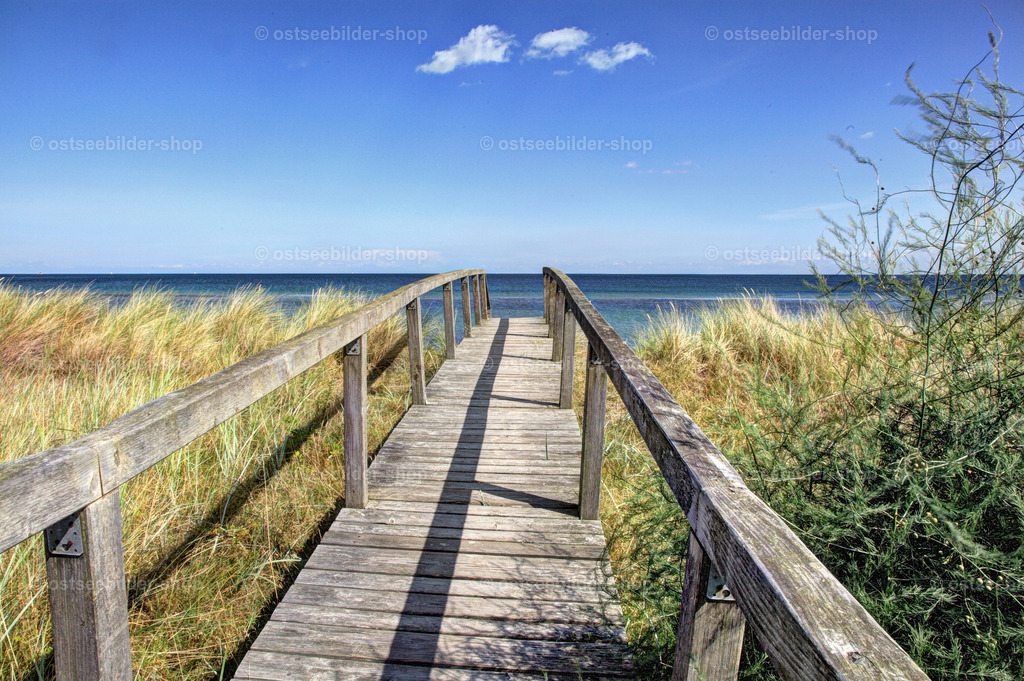 Holzsteg über eine Düne zum Strand  | Das Bild zeigt einen Holzsteg über eine Düne zum Strand an der Hohwachter Bucht.