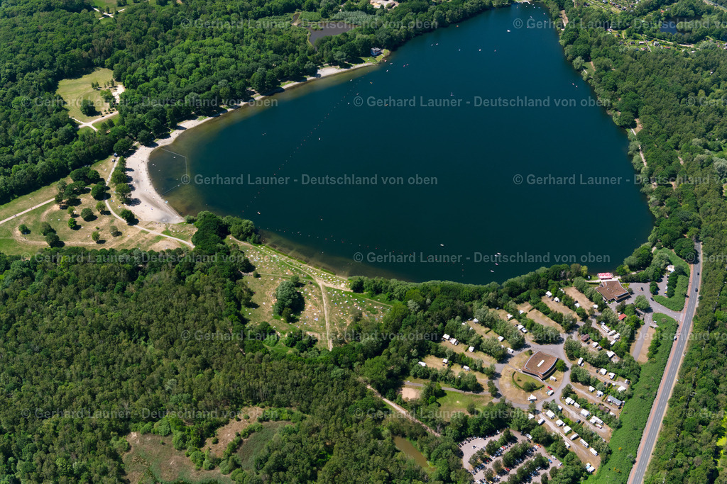 4028975 | BREMEN 01.06.2020 Seeansicht des Stadtwaldsee mit Badestrand und Liegewiese und Parkplatz für Wohnmobile in Bremen, Deutschland. // Lake view of the Stadtwaldsee with bathing beach and sunbathing area and parking lot for mobile homes in Bremen, Germany. Foto: Gerhard Launer