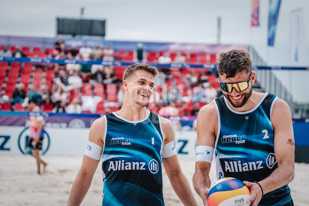 Beachvolleyball | Männer | German Beach Tour 2024 | Tourstop Bremen | 07.06.2024 | v.l. Luis Kubo und Nico Wegner fröhlich
