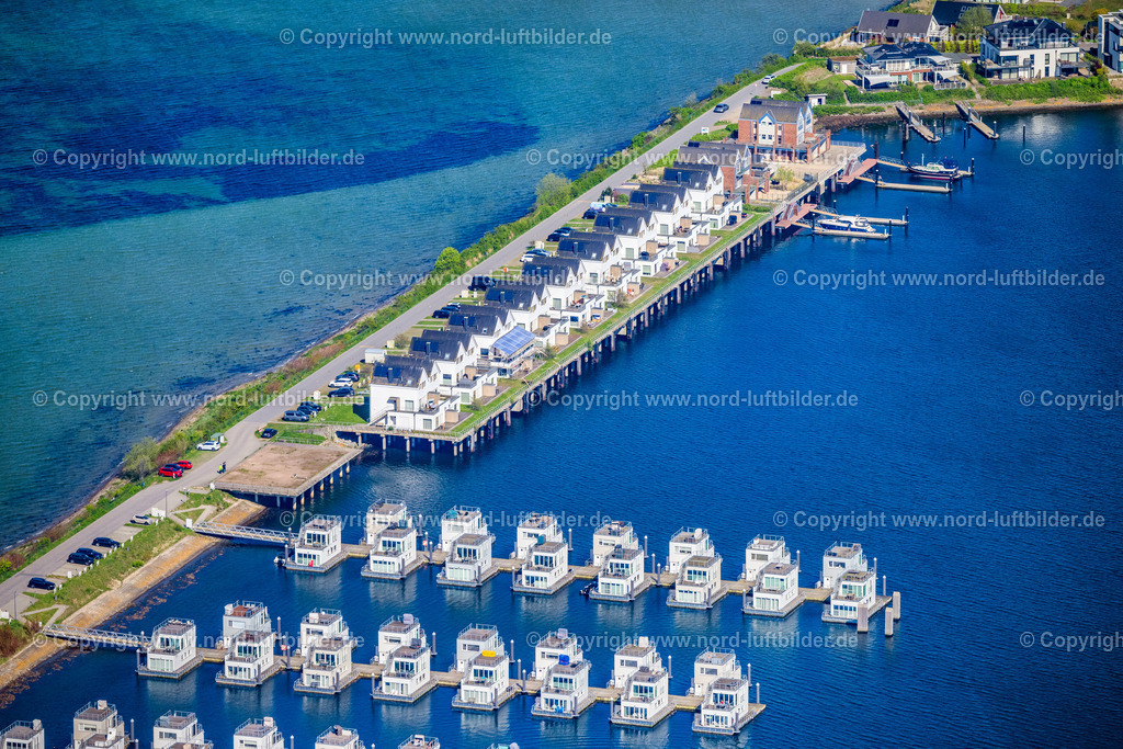 Olpenitz_Wasserbungalows_ELS_0575010524 | KAPPELN 01.05.2024 Hausboot- Anlegestellen und Liegeplätze "Schwimmende Häuser" am Uferbereich am Schleidamm im Ortsteil OstseeResort in Kappeln im Bundesland Schleswig-Holstein, Deutschland. Weiterführende Informationen bei: Gerald Kretschmer,  HELMA Ferienimmobilien GmbH,  Olpenitz Grund GmbH & Co. KG,  Ostseefjord Schlei GmbH. // House boat berths and moorings "Schwimmende Haeuser" on the shore area on Schleidamm in the district OstseeResort in Kappeln in the state Schleswig-Holstein, Germany. Further information at: Gerald Kretschmer,  HELMA Ferienimmobilien GmbH,  Olpenitz Grund GmbH & Co. KG,  Ostseefjord Schlei GmbH. Foto: Martin Elsen