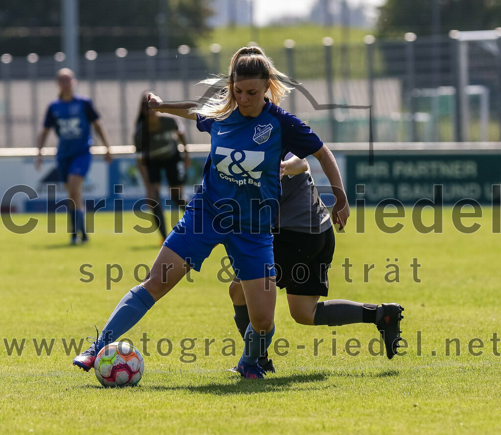 2023-09-09_011_FC_Langengeisling_gegen_TV_1864_Altoetting | Erding, Deutschland, 09.09.2023:
Fußball, Bezirksoberliga 2023 / 2024, 2. Spieltag, FC Langengeisling gegen TV 1864 Altötting, Endergebnis: 2:3

Marie Huber (FC Langengeisling, #2), Eva Steinbach (TV 1864 Altötting, #19)

Foto: Christian Riedel / fotografie-riedel.net