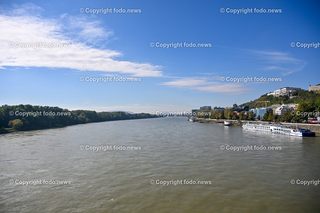 Slowakei_ Bratislavsky kraj_ Bratislava_ 08.10.2024-95 | 08.10.2024, Slowakei, SVK, Bratislavsky kraj, Bratislava, im Bild Bratislava, Stadtansichten, Gebauede, Sehenswurdigkeiten, Tourismus, Touristen, Cafe, Denkmal, Strasse, Donau, Bruecke, Schiff, Burg, Hrad, Ufo, Restaurant, Souvenier, Menschen, Bahnhof, Zug, Hauptstadt