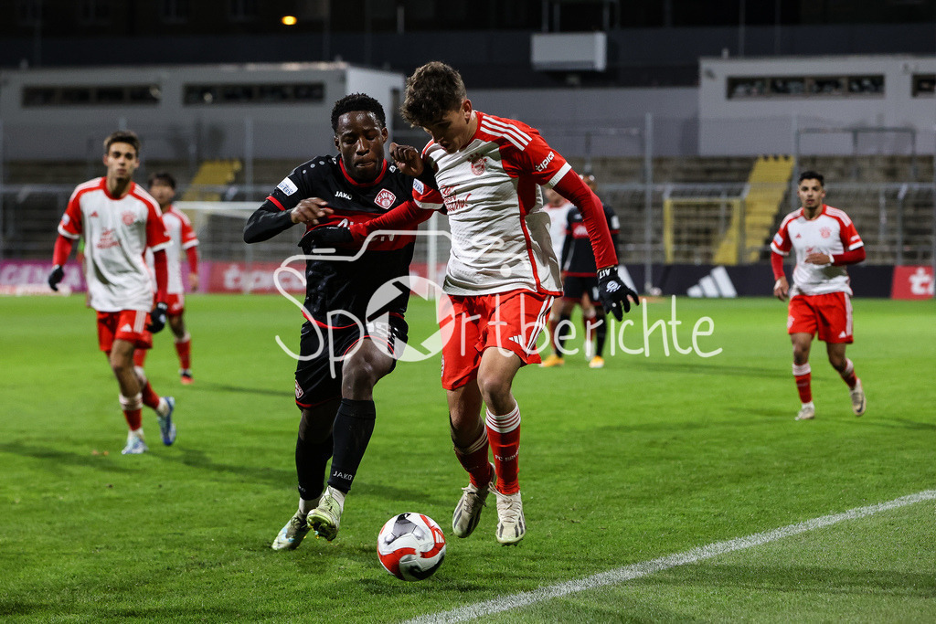 FC Bayern Amateure - FC Wuerzburger Kickers | Benjka CACIEL (FWK #19) im Duell mit Younes AITAMER (FCB #17) / Zweikampf