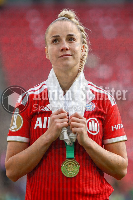 14.05.2026, GER, Fussball, Frauen, DFB-Pokal, Finale, Saison 2025/2026, VfL Wolfsburg - FC Bayern München | Giulia Gwinn (Bayern) schaut mit Medaille um den Hals