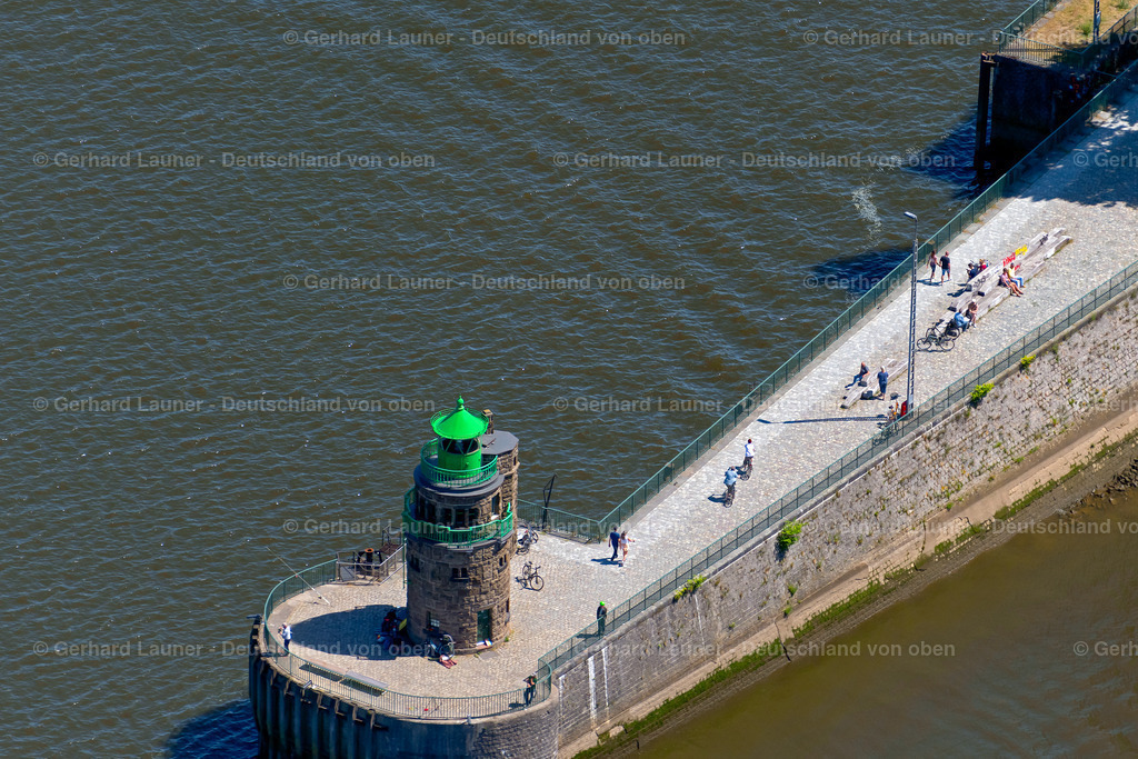4029386 | BREMEN 01.06.2020 Leuchtturm Molenfeuer Überseehafen Süd Mäuseturm als historisches Seefahrtszeichen im Küstenbereich im Ortsteil Überseestadt in Bremen, Deutschland. // Lighthouse pier light Ueberseehafen Sued Mauseturm as a historic seafaring sign in the coastal area in the district of Ueberseestadt in Bremen, Germany. Foto: Gerhard Launer