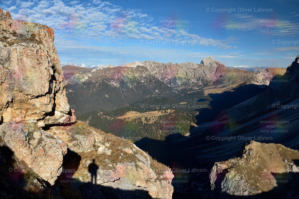 Panoramablick aus der Ranascharte | Blick aus der Ranascharte in der Geisler Gruppe auf die Peitlergruppe mit dem Peitlerkofel und unten ist die Silhouette einer Person.