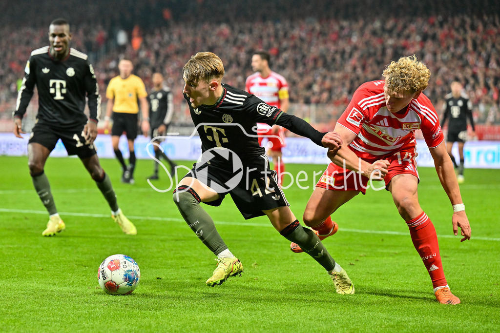 1. FC Union Berlin - FC Bayern München | BERLIN, DEUTSCHLAND - 8. NOVEMBER: im Duell Lennart KARL (FC Bayern Munich 42) und Leopold QUERFELD (Union Berlin 14) während dem Bundesligamatch zwischen dem 1. FC Union Berlin und dem FC Bayern München am 10. Spieltag im Stadion an der alten Försterei am 8. November 2025 in Berlin, Germany / DFL REGULATIONS PROHIBIT ANY USE OF PHOTOGRAPHS AS IMAGE SEQUENCES AND/OR QUASI-VIDEO