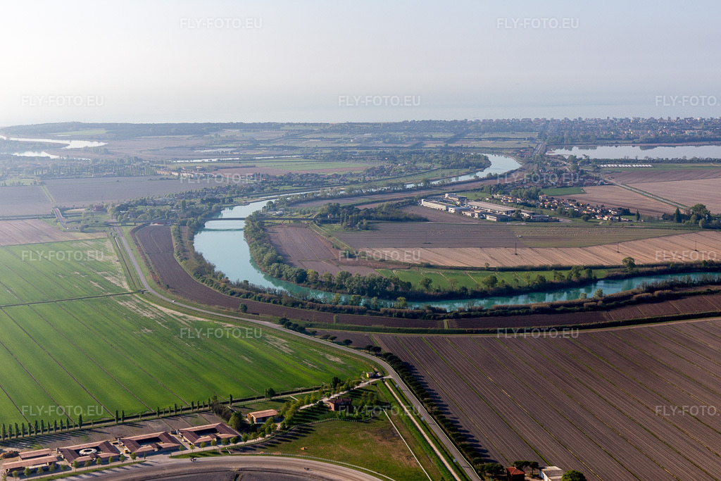 Vue aérienne: Vue de la ville à Aprilia Marittima dans le département Frioul-Vénétie Julienne, Italie. Photo: IMG_098820.jpg prise le 08/04/2017 par Werner Riehm/FLY-FOTO.eu – Résolution de l'original: 5472 x 3648 px