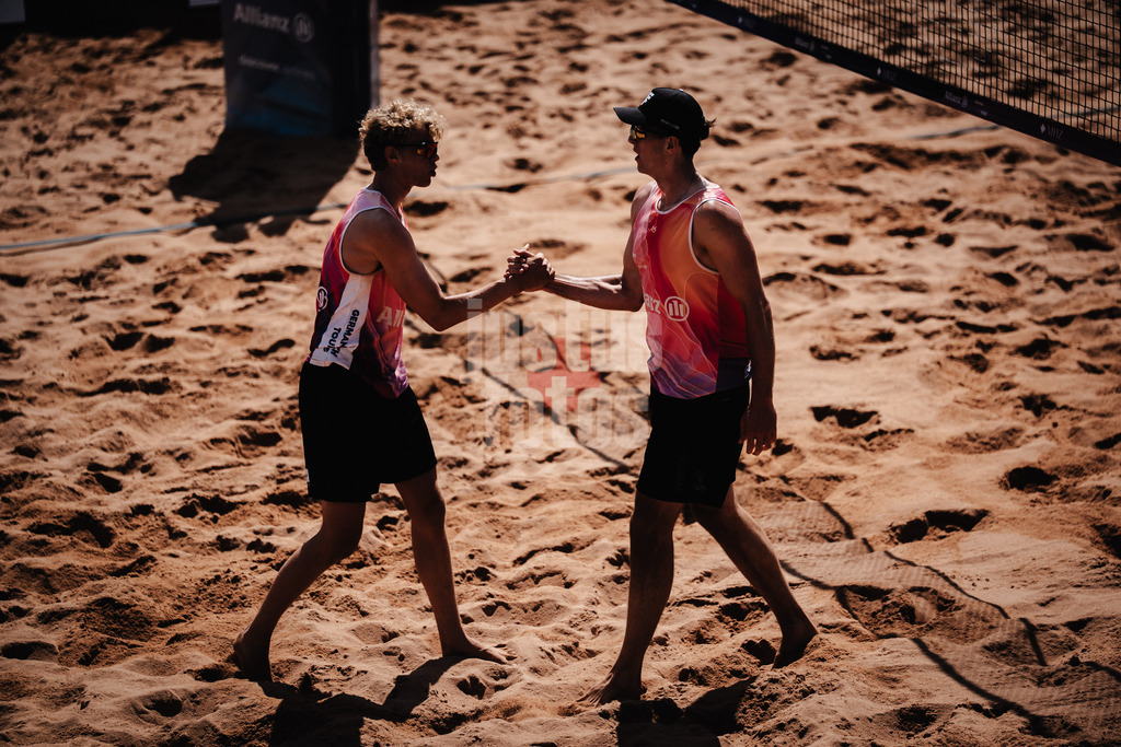 Beachvolleyball | Männer | Allianz German Beach Tour 2025 | Tourstop München | 12.07.2025 | v.l. Tamo Wüst und Tristan Fröbel klatschen ein