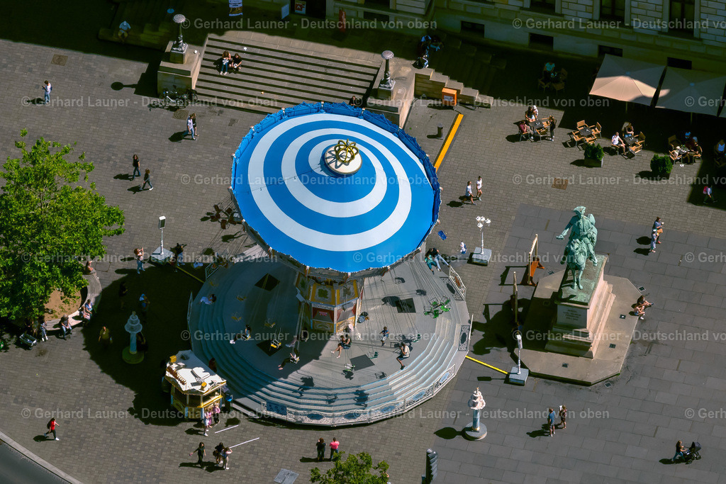 4035720 | BRAUNSCHWEIG 31.07.2020 Fahrgeschäft am Denkmal "Herzog Karl Wilhelm Ferdinand" am Schloßplatz in Braunschweig im Bundesland Niedersachsen, Deutschland. // Amusement ride at the monument "Herzog Karl Wilhelm Ferdinand" in Brunswick in the state Lower Saxony, Germany. Foto: Gerhard Launer