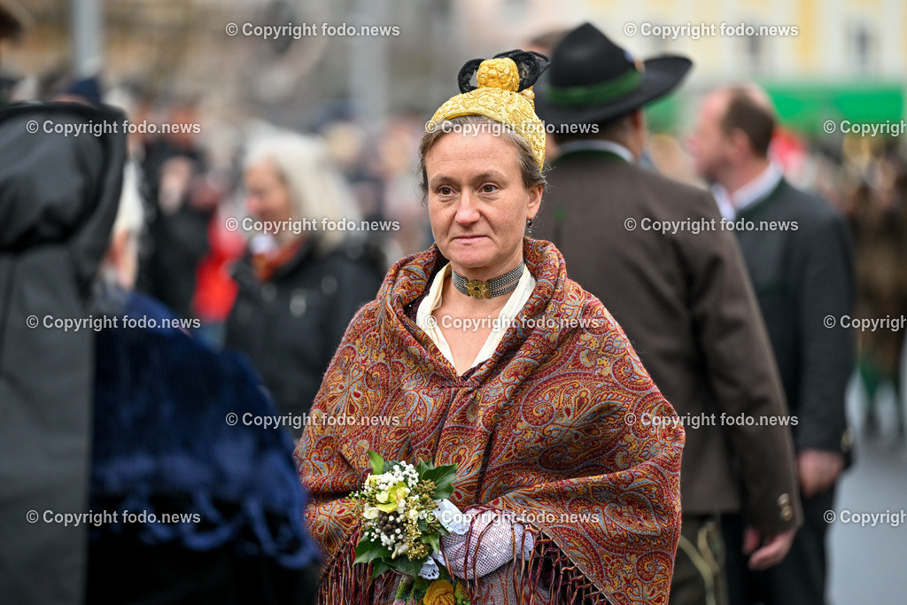 Neujahrschnalzen_ Aperschnalzen 2024_ 01.01.2024-12 | 01.01.2024, Promenade Linz, AUT, Landhaus im Bild Neujahrschnalzen 2024, Turmblaeser, Prangerschuetzen, Tradition, Brauchtum, Blasmusik, Peitschen, Trachtenverein Altstaedter Bauerngmoa, Promenade, Landhaus, Turm, Linz, Goldhauben