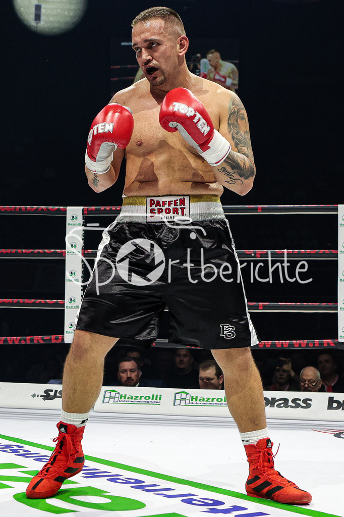 Profi - Box - Gala / Main Event | Vaclav TOJACEK (schwarze Hose) in seinem Kampf gegen James KRAFT (rote Hose)